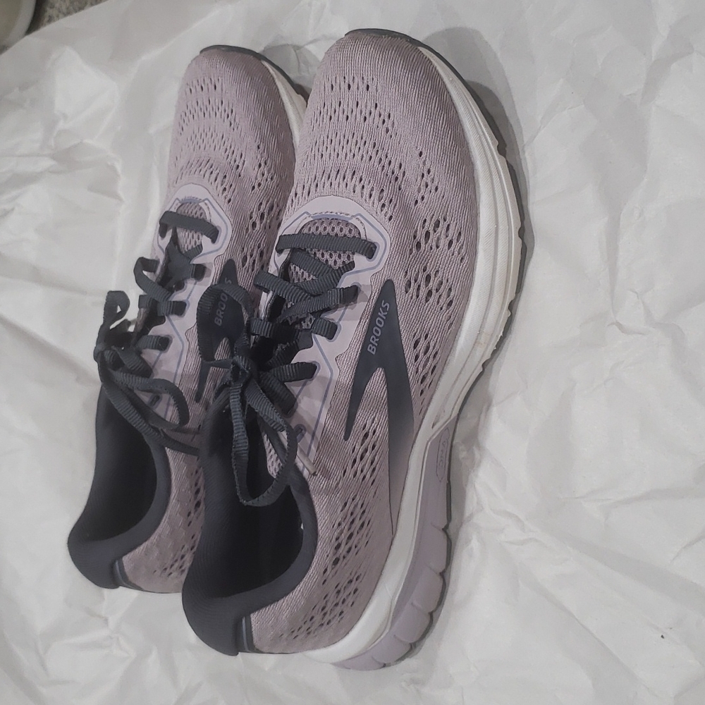 LAST DAY Brooks Sz 7 Anthem 4 sneakers